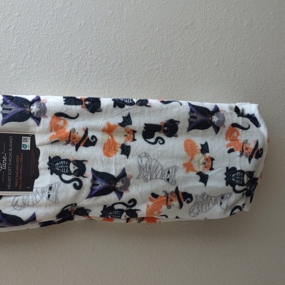 HALLOWEEN Velvet Soft Halloween Throw Blanket with Treat Bag - Picture 8 of 8